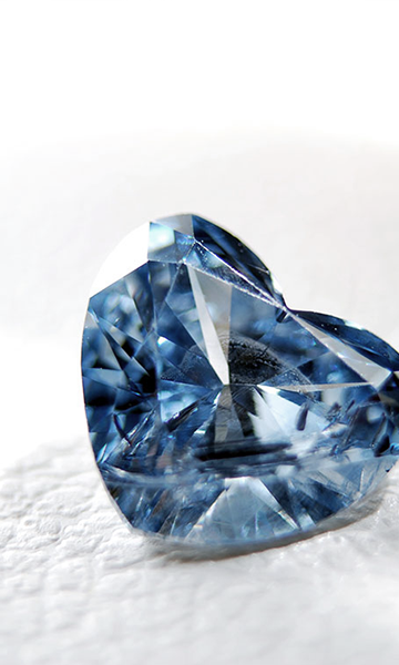 Diamantbestattung, blauer Diamant in Herzform, Algordanza, Bestatter Leipzig
