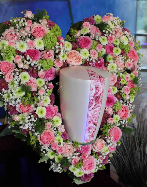 viele rosa und weiße Blumen in Herzform mit Urne, Urnenbestattung, Feuerbestattung, Bestatter Leipzig