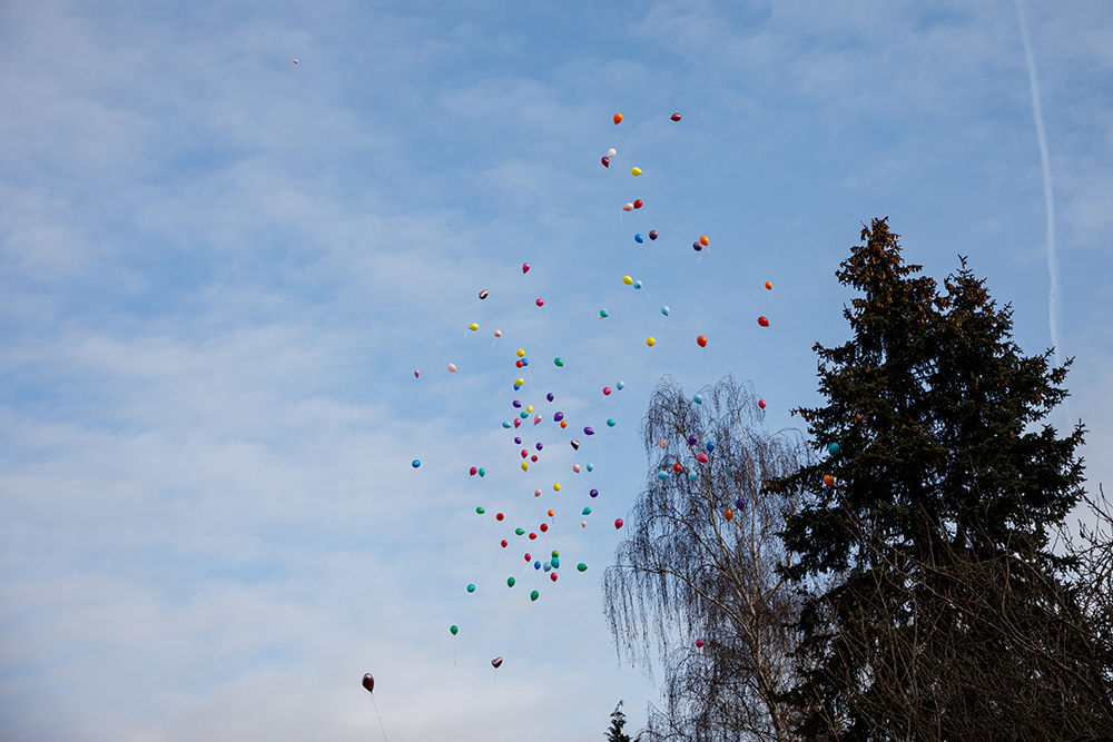 viele bunte Luftballons steigen im Himmel auf, Lebensfeier Leipzig, Trauerfeier Leipzig, Abschiednahme Leipzig