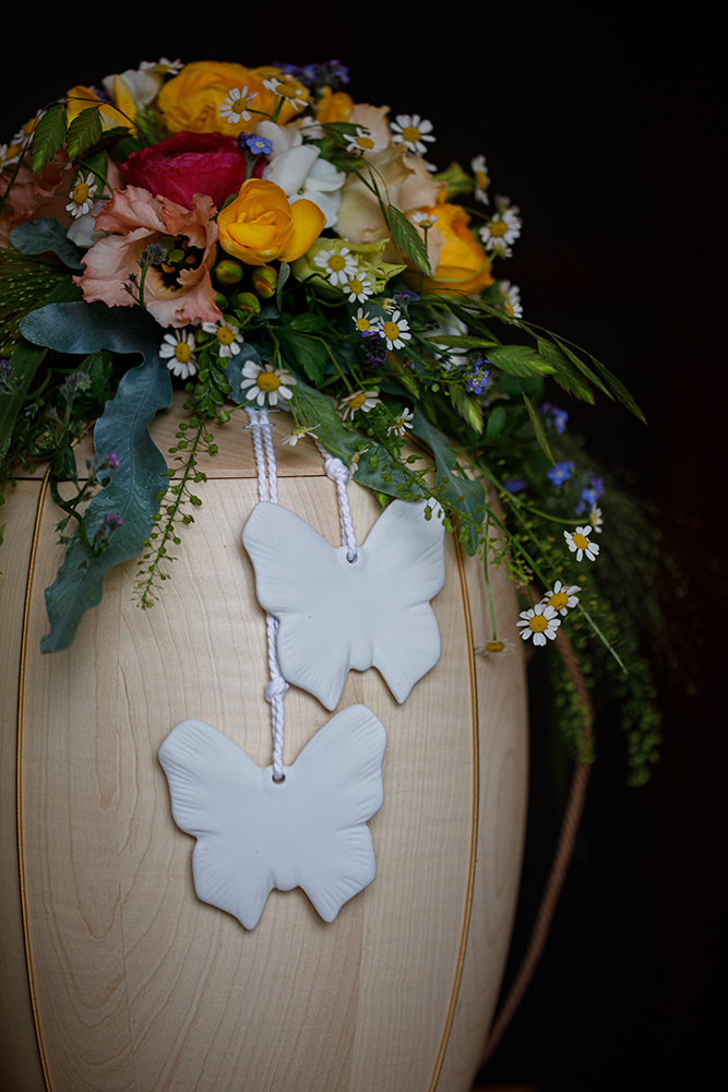 Kinderurne mit Schmetterlingen und Blumenschmuck, Kinderurne, Sternenkinder, Bestatter Leipzig